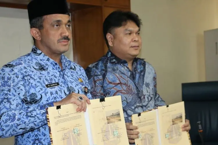 Wali Kota Jaktim M Anwar bersama Dirut PT Adhi Commuter Properti Indra Syahruza Nasution usai serah terima lahan fasos fasum (timur.jakarta.go.id)