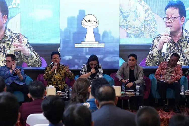 Ketua Komisi VII DPR Sugeng Suparwoto (kedua kiri) berbicara dalam acara Himpunan Pengusaha Muda Indonesia (HIPMI) Policy Discussion, Jakarta, Jumat lalu (Media Hipmi)