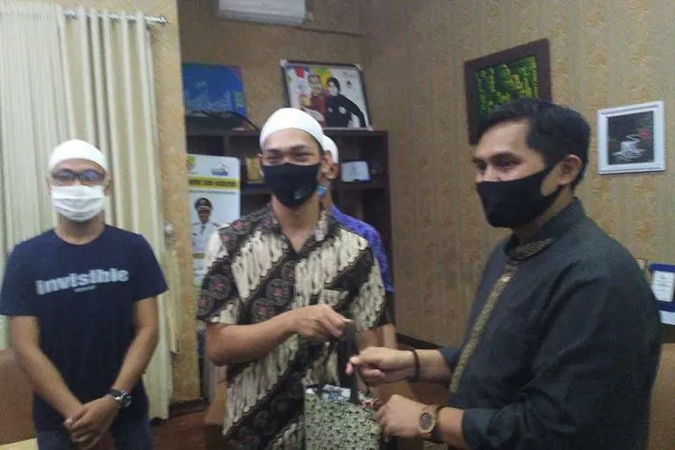 Wakil Bupati Bandung Gun Gun Gunawan memberikan hadian seperangkat alat salat saat silaturahmi di rumah dinas, Jumat (5/6/2020)/ (Ayobandung/Mildan Abdalloh)
