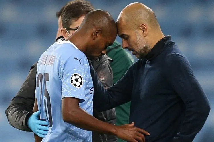 Pelatih Manchester City Pep Guardiola  bersama Fernandinho saat ditarik keluar karena cedera. (Twitter Manchester City)