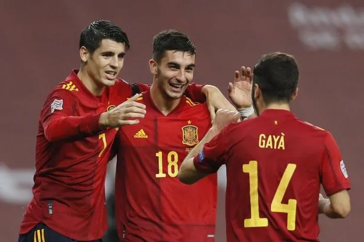 Pemain Spanyol Ferran Torres (tengah) merayakan gol ke gawang Jerman bersama Alvaro Morata (kiri) dan Jose Gaya. (Foto: EPA-EFE/Jose Manuel Vidal)