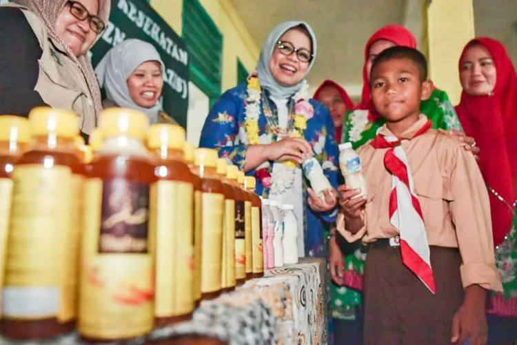 Ketua Tim Penggerak PKK, Fery Farhati, menghadiri peluncuran Program Berbagi Susu Dan Madu (Basuma) di Madrasah Ibtidaiyah Miftahurrahman, Jalan Swakarsa 1, Duren Sawit, Jakarta Timur, Rabu (5/2/2020). (Beritajakarta.id/Dadang)