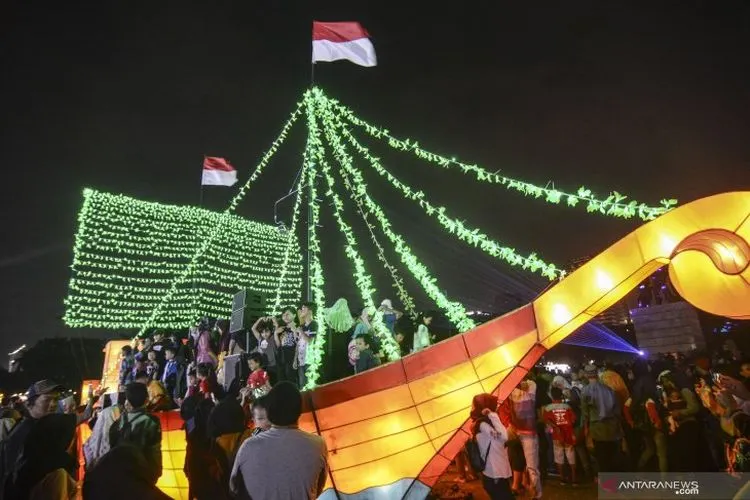 Warga mengunjungi Festival of Light di Monas, Jakarta Pusat. Festival lampion dan laser bertemakan HUT ke-74 Kemerdekaan RI itu berlangsung dari 14-25 Agustus 2019. (ANTARA)