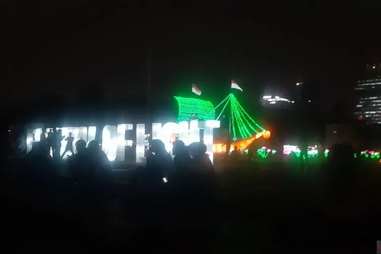 Ratusan orang mengunjungi Festival of Light di Monas, Jakarta. (Antara)
