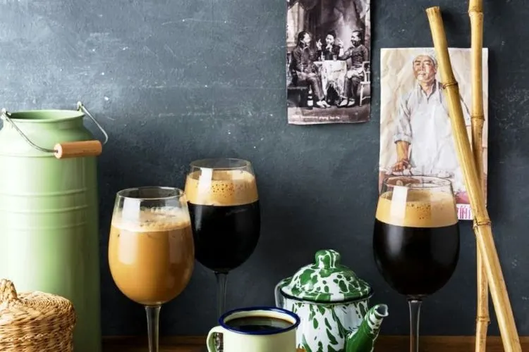 Kopi Goh Leng yang disajikan di dalam gelas wine.