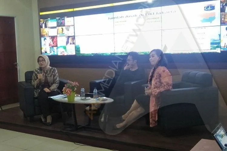 Kepala Dinas Kehutanan Suzi Marsitawati (kiri), bersama Kepala Dinas Pemberdayaan Perlindungan Anak dan Pengendalian Penduduk (DPPAPP) Tuty Kusumawati (kanan), dan praktisi Farrizky Putra (tengah)/Ayojakarta.com