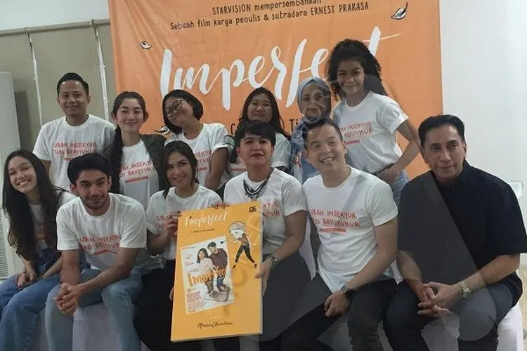 Para pemain, sutradara, produser dan penulis skenario  saat peluncuran trailer film Imperfect: Karier, Cinta & Timbangan di Jakarta Pusat, Jumat (8/11/2019)/Ayojakarta.com-Istihanah Soejoethi