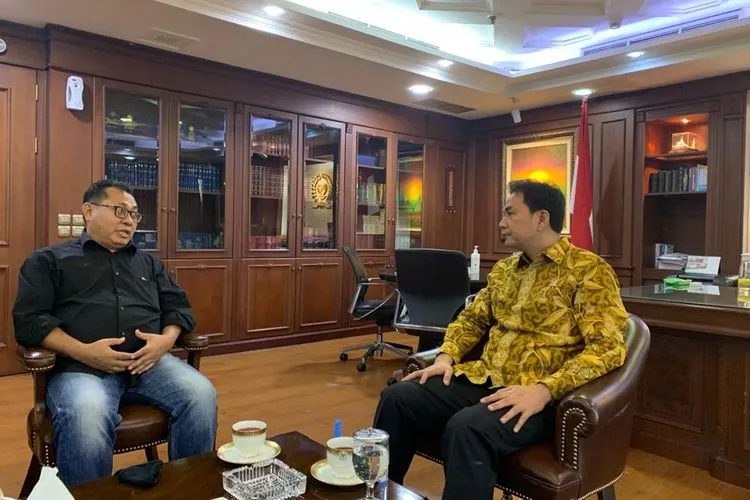 Ketua Umum SMSI, Firdaus dan Wakil Ketua DPR, Aziz Syamsuddin (Humas SMSI Pusat)