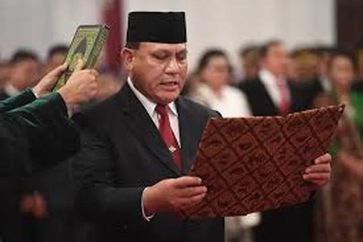 Ketua KPK, Firli Bahuri saat diambil sumpah di Istana Negara, Jakarta, Jumat (20/12/2019) (Antara Foto/Akbar Nugroho Gumay)