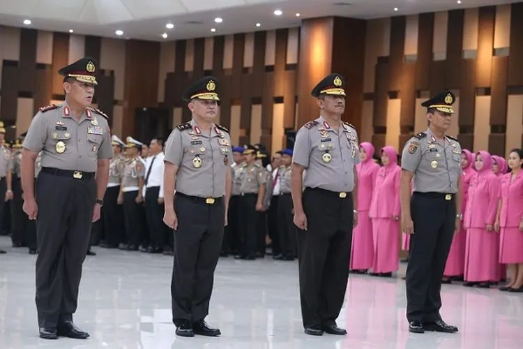 Kabaharkam Komjen Pol Firli Bahuri, Staf Ahli Sosial dan Budaya (Sahlisosbud) Kapolri Irjen Fadil Imran, Brigjen Pol Hery Santoso dan Wakapolda Sumatera Barat Irjen Pol Damisnur, mewakili rekan-rekannya yang mengalami kenaikan pangkat dalam upacara di Gedung Rupatama Mabes Polri, Jalan Trunojoyo, Kebayoran Baru, Jakarta Selatan, Kamis (21/11/2019). (Dok. Mabes Polri)