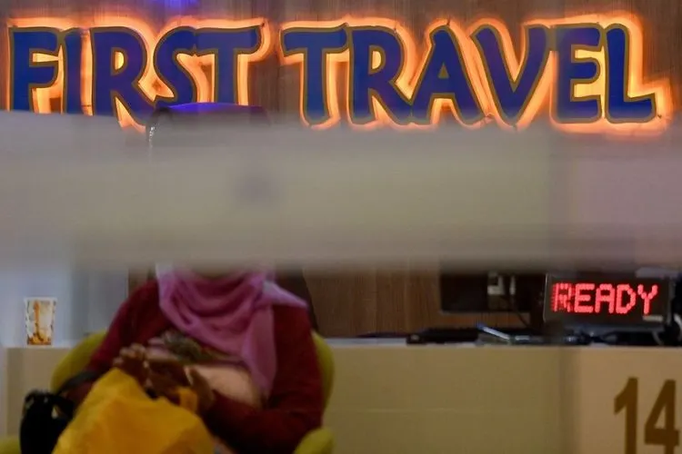 Warga menunggu mengurus pengembalian dana umroh promo di Kantor First Travel, Jakarta Selatan, Rabu (26/7/2019).  Antara Foto/Sigid Kurniawan