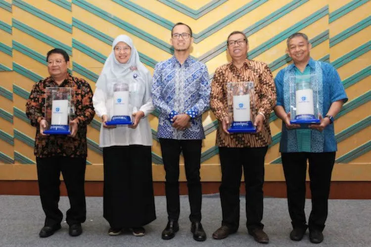 Penyerahan memento dari Frisian Flag kepada Kemendikbud (Istimewa)