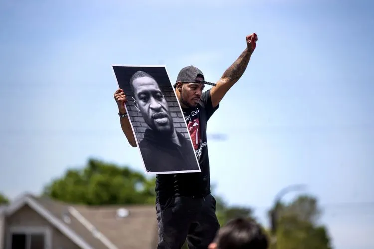 Poster foto George Flyod saat demo antirasial di Amerika Serikat