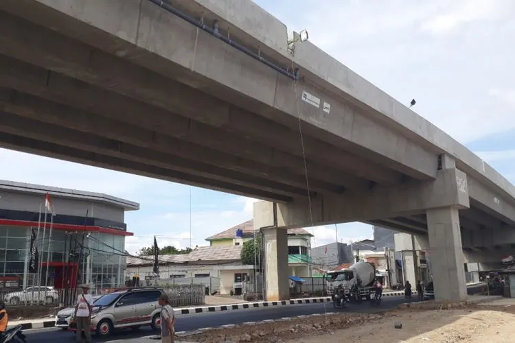 Pembangunan Jalan layang (Flyover) Cipendawa, Jalan Raya Siliwangi, Kota Bekasi. (Kompas.com/Dean Pahrevi)