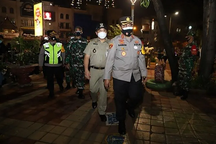 Wali Kota Jakarta Utara Sigit Wijatmoko bersama Kapolres Metro Jakarta Utara, Kombes Pol. Sudjarwoko saat melakukan pemantauan aktivitas malam pergantian tahun 2021/dok: utara.jakarta.go.id