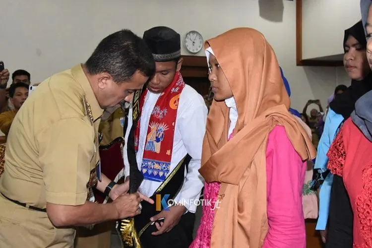 Wali Kota Jakarta Timur, M. Anwar, mengukuhkan pengurus Forum Anak tingkat kota di Ruang Pola Lantai 2 Blok A Kantor Wali Kota Jakarta Timur. (Kominfotik Jaktim)