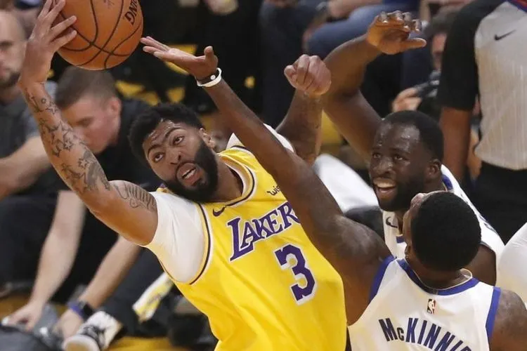 Forward Los Angeles Lakers Anthony Davis (kiri) berebut bola dengan forward Golden State Warriors Draymond Green. (Foto: EPA-EFE/JOHN G. MABANGLO)