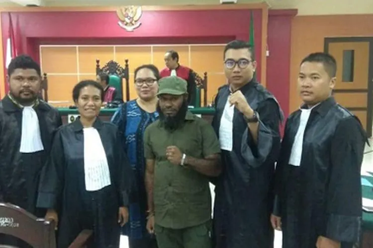 Surya Anta diapit Tim Advokat Papua