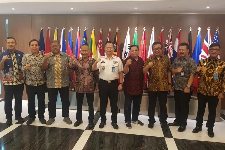 Berfoto bersama Dirjen Imigrasi, Ronny F Sompie dengan Pengurus PWI Pusat/Humas PWI Pusat