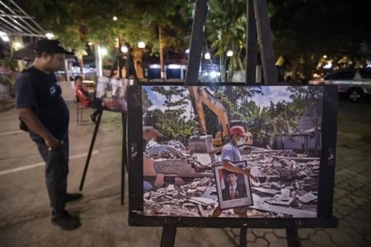 Ilustrasi--Pengunjung melihat pameran foto tentang bencana gempa bumi Lombok di Cafe Delima di Mataram, NTB, Senin (5/8/2019). Pameran foto yang menampilkan 80 karya tersebut bertajuk �Refleksi Setahun Gempa Lombok� sebagai refleksi atas setahun bencana gempa bumi di Lombok yang merenggut lebih dari 500 jiwa pada 5 Agustus 2018. ANTARA FOTO/Ahmad Subaidi/aww.