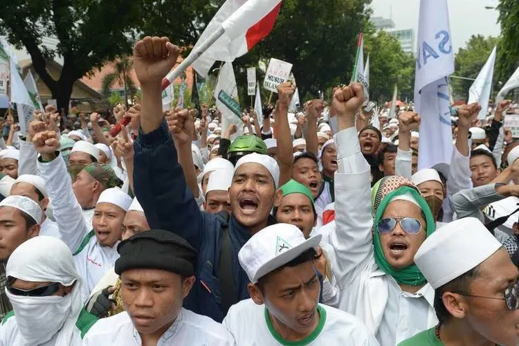 Massa Front Pembela Islam (FPI) dalam sebuah demonstrasi. (AFP Photo/Adek Berry)