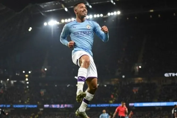 Striker Manchester City Gabriel Jesus merayakan gol kemenangan timnya. (Foto: AFP / Oli Scarff)