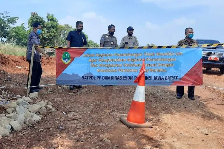 Petugas saat segel galian tanah merah di Kecamatan Sukatani, Purwakarta. (Ayopurwakarta/Dede Nurhasanudin)