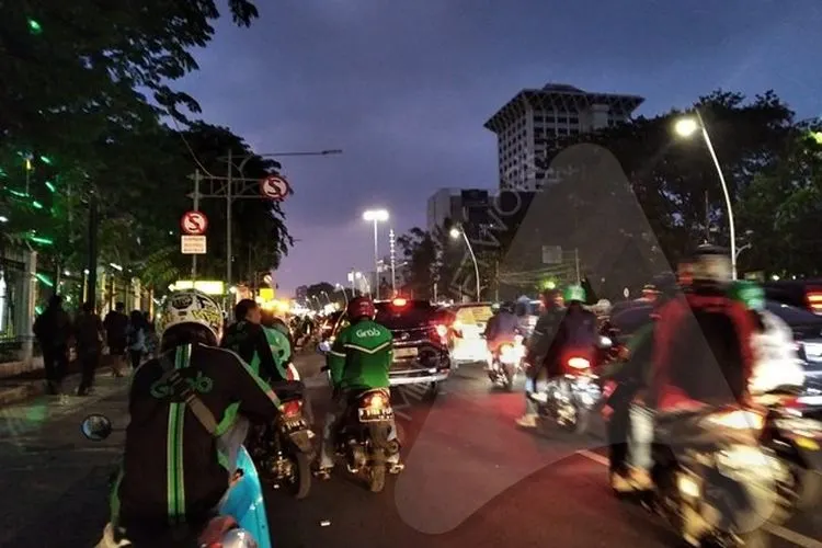 Pengemudi ojek online berhenti di sekitar Stasiun Gambir, Jalan Medan Merdeka Timur/Ayojakarta-Dhika Alam Noor