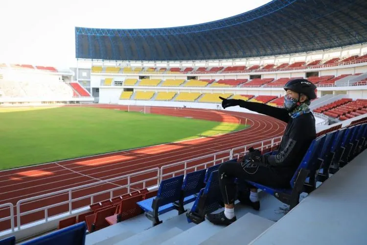 Gubernur Jateng, Ganjar Pranowo meninjau Stadion Jatidiri, Rabu (17/6/2020). (ist)