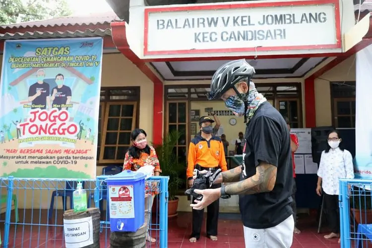 Gubernur Jateng, Ganjar Pranowo mengunjungi Kelurahan Jomblang, Kecamatan Candisari, Kota Semarang, Minggu (10/5/2020). (dok)