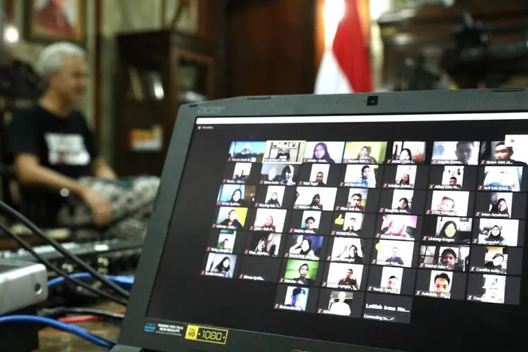 Gubernur Jawa Tengah Ganjar Pranowo menggelar konferensi video dengan pelajar di Jateng, Rabu (15/4/2020). (dok)