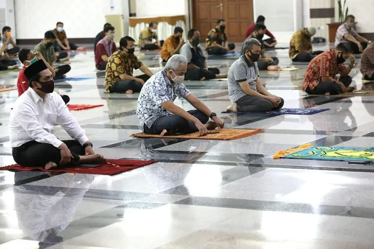 Gubernur dan Wagub Jateng saat mengikuti Salat Jumat berjamaah di Gradhika Bhakti Praja kompleks kantor Gubernur Jateng, Jumat (5/6/2020). (dok)