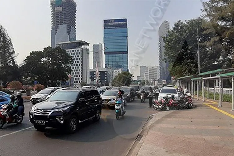 Ilustrasi - arus lalu lintas di Jalan Sudirman, Jakarta, di tengah berlangsungnya penerapan sistem ganjil genap. (Ayojakarta.com)
