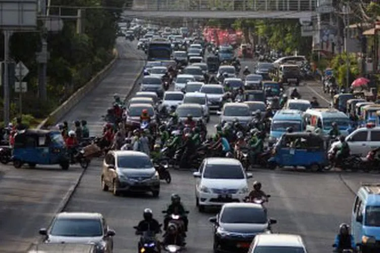 Kendaraan melintas di Jalan Medan Merdeka Utara/Antara