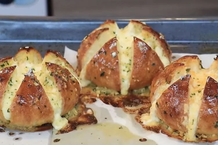 Cheesy Garlic Bread ala Chef Devina Hermawan/ youtube