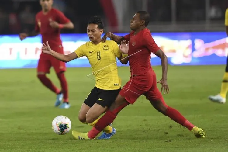 Pemain Timnas Indonesia Yustinus Paew (kanan) berebut bola dengan pemain Timnas Malaysia Muhamad Nor Azam saat laga perdana Grup G Kualifikasi Piala Dunia 2022 zona Asia di Stadion Utama Gelora Bung Karno, Senayan, Jakarta, Kamis (5/9/2019). (ANTARA)  --------- Artikel ini sudah Terbit di AyoBandung.com, dengan Judul 2 Gol Beto Bawa Indonesia Unggul di Babak Pertama, pada URL https://www.ayobandung.com/read/2019/09/05/62749/2-gol-beto-bawa-indonesia-unggul-di-babak-pertama  Penulis: Dadi Haryadi Editor : Da