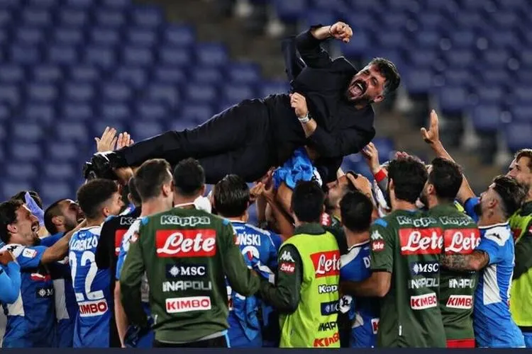 Pelatih Napoli, Gennaro Gattuso diangkat para pemain usai Napoli menang adu penalti di partai puncak Coppa Italia, Kamis (18/6/20200, dini hari WIB. (Twitter Napoli)