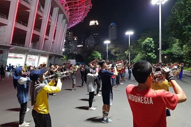 Warga Jakarta melakukan beragam aktifitas sore dan malam hari di Gelora Bung Karno/Ayojakarta.com