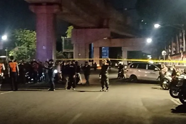 Garis polisi dipasang di sekitar lokasi kebakaran yang terjadi di gedung utama Kejaksaan Agung RI, Jalan Sultan Hasanuddin Dalam, Kebayoran Baru, Jakarta Selatan, Jumat (22/8/2020) malam. [Suara.com/Yosea Arga Pramudita]