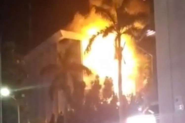 Gedung utama Kejaksaan Agung RI di Jalan Sultan Hasanuddin Dalam, Kebayoran Baru, Jakarta Selatan, dilalap si jago merah pada Jumat (22/8/2020) malam. [Suara.com/Yosea Arga Pramudita]
