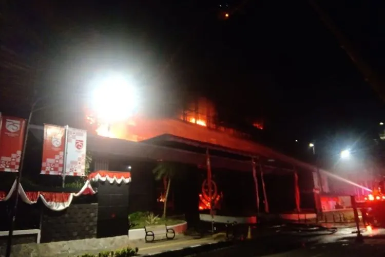 Gedung utama Kejaksaan Agung RI di Jalan Sultan Hasanuddin Dalam, Kebayoran Baru, Jakarta Selatan, dilalap si jago merah pada Jumat (22/8/2020) malam. [Suara.com/Yosea Arga Pramudita]