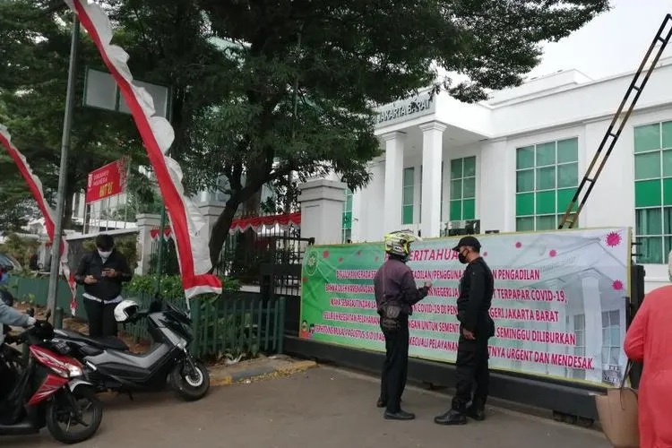 Gedung Pengadilan Negeri Jakarta Barat ditutup karena ada salah satu staf yang positif Covid-19, Rabu (5/8). (Foto: Akhmad Nursyeha)