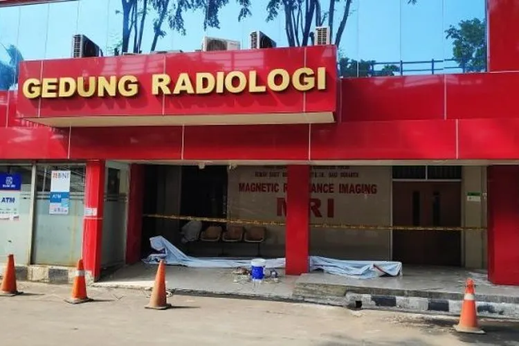 Gedung Radiologi Rumah Sakit Polri, Kramat Jati, Jakarta Timur dipasangi garis polisi dan ditutup sementara usai dilalap si jago merah pada Rabu (29/7/2020) sore . (Suara.comBagaskara)