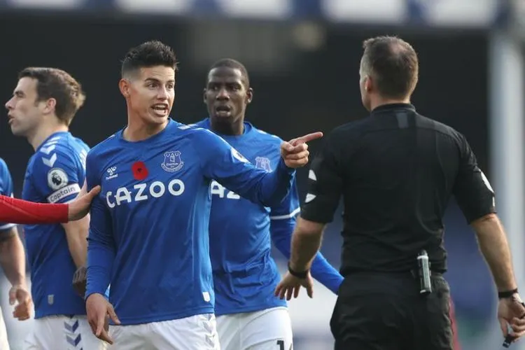 Gelandang serang Everton James Rodriguez memprotes wasit dalam pertandingan melawan Manchester United (MU). Everton takluk 1-3 dari MU. Foto: EPA-EFE/Carl Recine