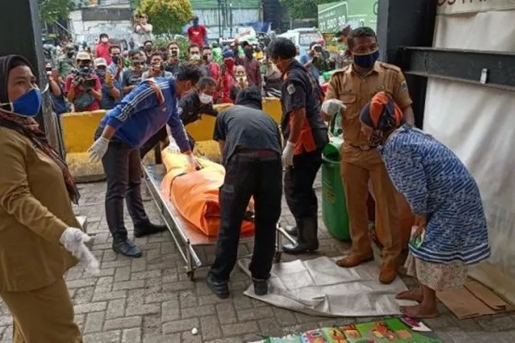 Evakuasi jasad seorang Penyandang Masalah Kesejahteraan Sosial (PMKS) di Tanah Abang, Jakarta Pusat, Selasa (23/6/2020) (Suara.com/Antara)