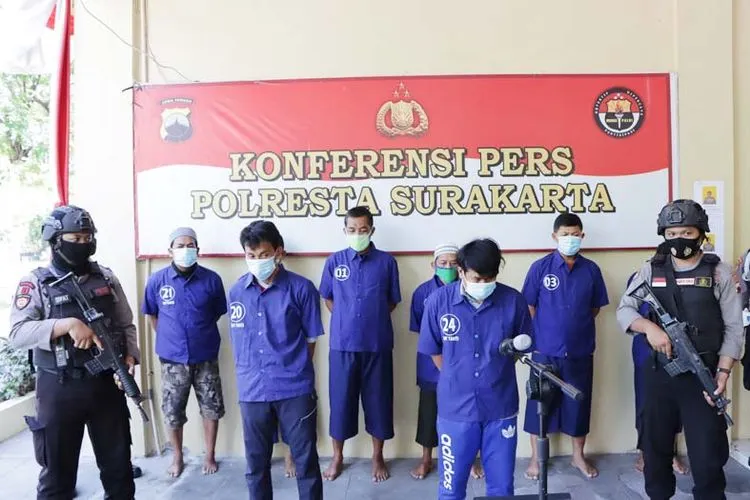 Para pelaku perusakan dan penganiayaan di acara midodareni di Kampung Mertodanan, Pasarkliwon, saat dirilis Polresta Surakarta dalam gelar perkara di Mapolresta Surakarta, Kamis (20/8/2020). (Ayojakarta.com/Budi Cahyono)