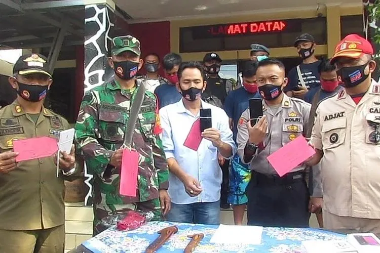 Kapolsek Ibun,  Iptu Carsono, menunjukkan barang bukti saat gelar perkar. (dok)