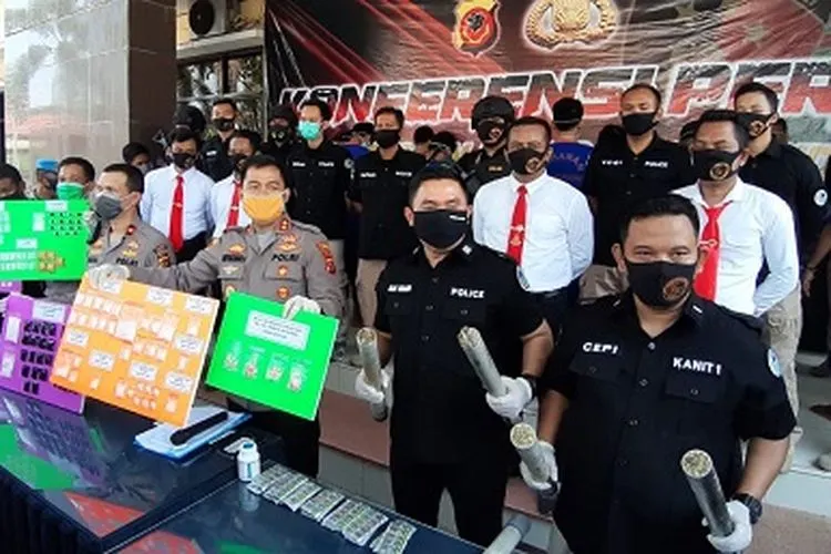 Kapolres Karawang, AKBP Arif Rachman Arifin (tengah) saat menunjukan barang bukti dalam gelar perkara. (Ayopurwakarta/Dede Nurhasanudin)
