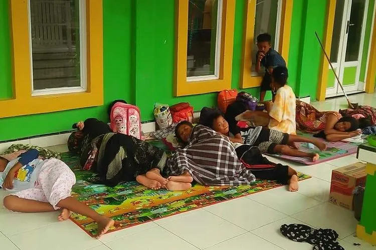 Pengungsi di Kecamatan Sendaana pascagempa di Kabupaten Majene. (dok PMI Kecamatan Majene)