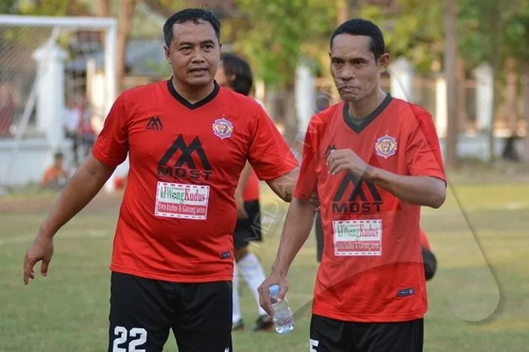 Dua legenda Timnas Indonesia dan Persija Jakarta, Gendut Doni (kiri) dan Anang Makruf saat di Lapangan Banyuanyar, Kota Solo, Sabtu (8/8/2020). (Ayojakarta.com/Budi Cahyono)